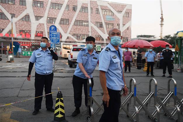 Bắc Kinh phong tỏa nhiều khu vực khi xuất hiện các ca nhiễm Covid-19 trong cộng đồng - Ảnh 1