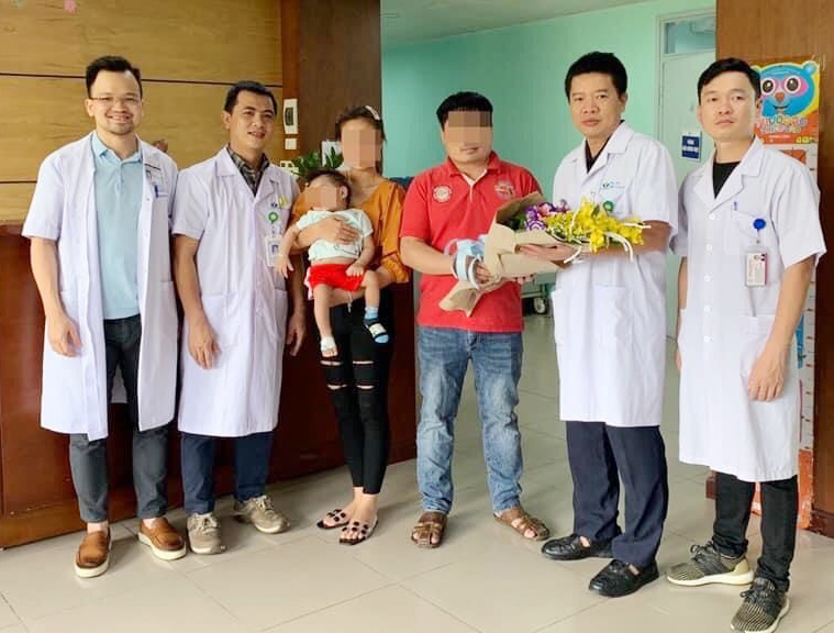 Bác sĩ Việt cứu sống bé gái người Lào 1 tuổi với khối nang phổi khổng lồ - Ảnh 1