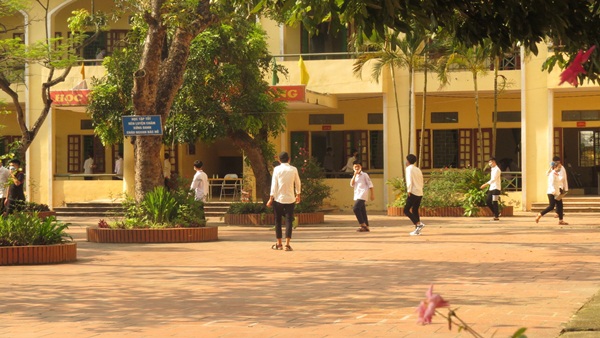 [Ảnh] Toàn cảnh ngày đầu trở lại trường của học sinh Hà Nội - Ảnh 34