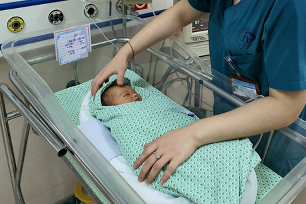Thông tin mới nhất về bé sơ sinh bị bỏ rơi dưới hố ga sau 12 ngày điều trị - Ảnh 1