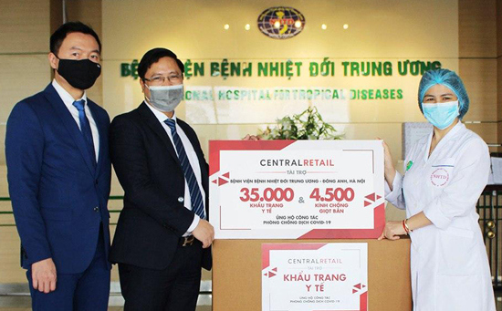 Central Retail trao tặng 70.000 khẩu trang y tế và 9.000 kính chống giọt bắn cho các bệnh viện - Ảnh 1