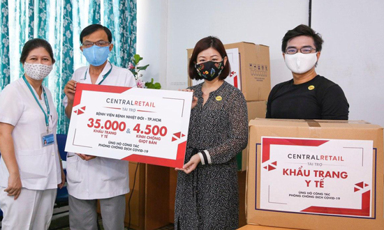 Central Retail trao tặng 70.000 khẩu trang y tế và 9.000 kính chống giọt bắn cho các bệnh viện - Ảnh 2