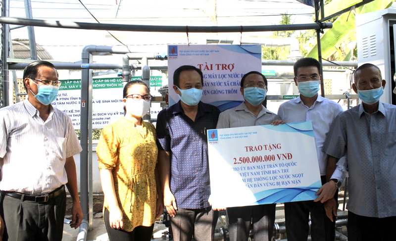 PV GAS trao tặng 2 hệ thống lọc nước cho nhân dân Bến Tre - Ảnh 1