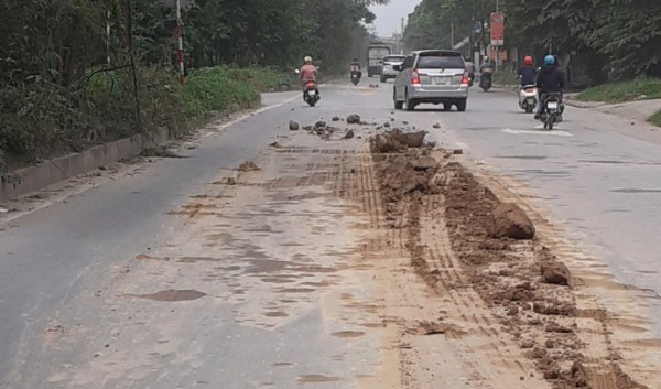 Tái diễn tình trạng bùn đất rơi vãi trên các tuyến đại lộ dẫn vào Hà Nội - Ảnh 1