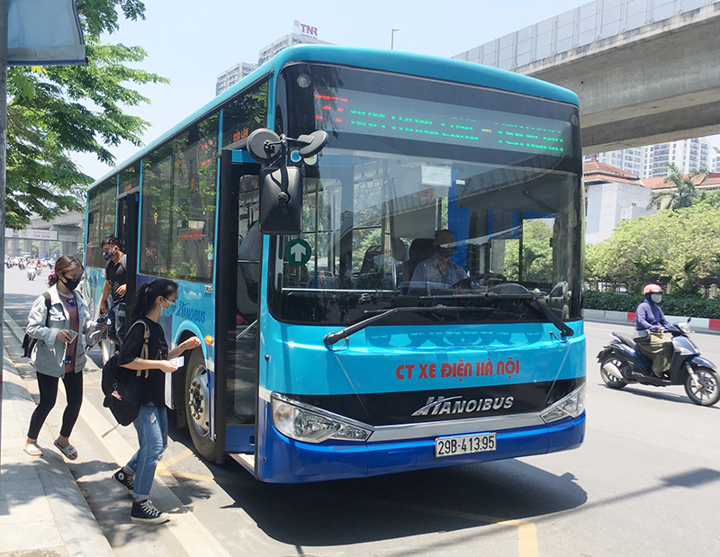 Hành khách có phải chen chúc khi xe buýt Hà Nội chỉ được chở tối đa 30 người? - Ảnh 2