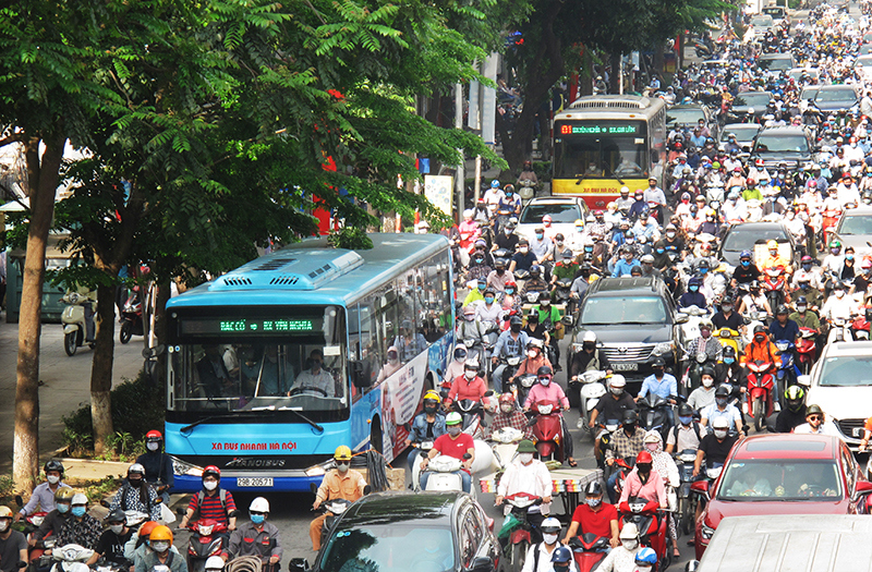 Hành khách có phải chen chúc khi xe buýt Hà Nội chỉ được chở tối đa 30 người? - Ảnh 1