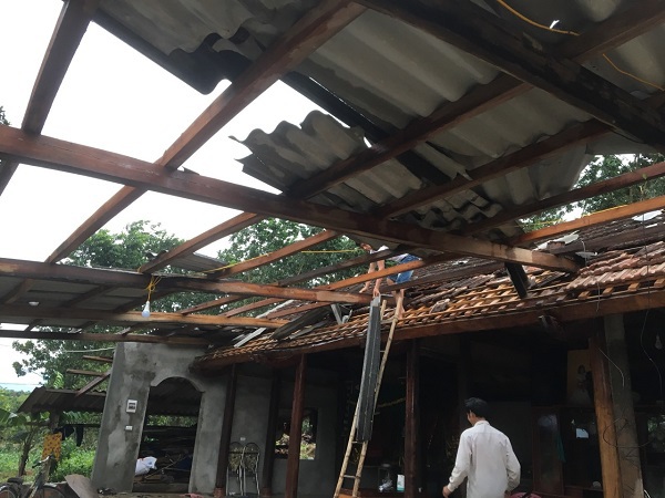 Lốc xoáy ở Hà Tinh: Lốc xoáy kèm mưa lớn, hơn 140 nhà dân bị hư hỏng nặng 