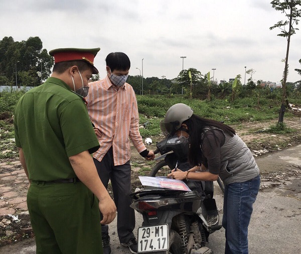 Huyện Thanh Trì: Xử phạt 44 trường hợp không đeo khẩu trang trong ngày 16/4 - Ảnh 1