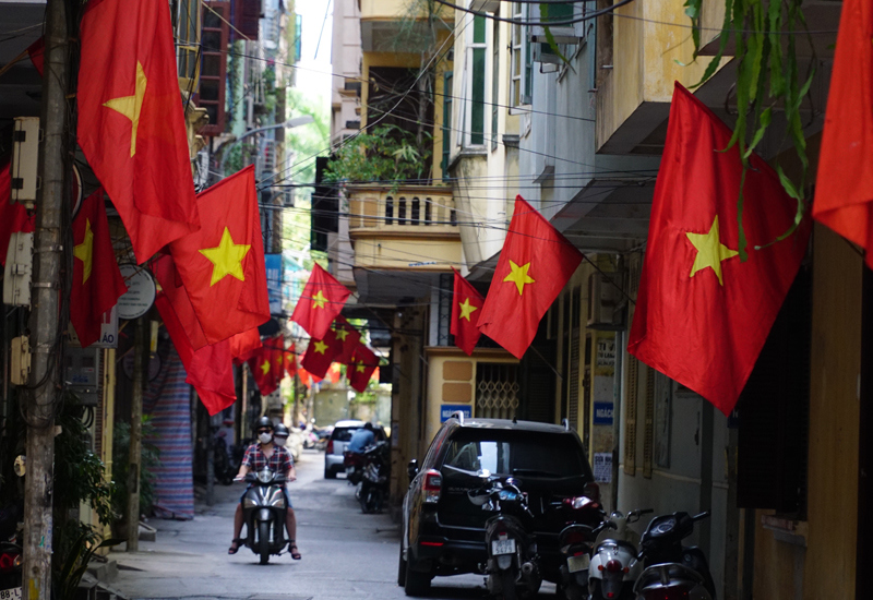 Hà Nội rực rỡ cờ hoa kỷ niệm 130 năm ngày sinh Bác Hồ - Ảnh 14