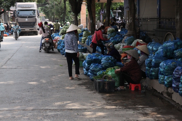 Huyện Mê Linh: Tiểu thương chợ rau củ lơi là quy định giãn cách xã hội - Ảnh 3