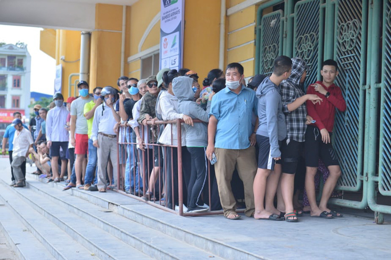Người hâm mộ xếp hàng dưới nắng nóng mua vé trận Nam Định gặp HAGL - Ảnh 8