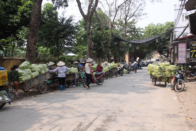 Huyện Mê Linh: Tiểu thương chợ rau củ lơi là quy định giãn cách xã hội - Ảnh 2