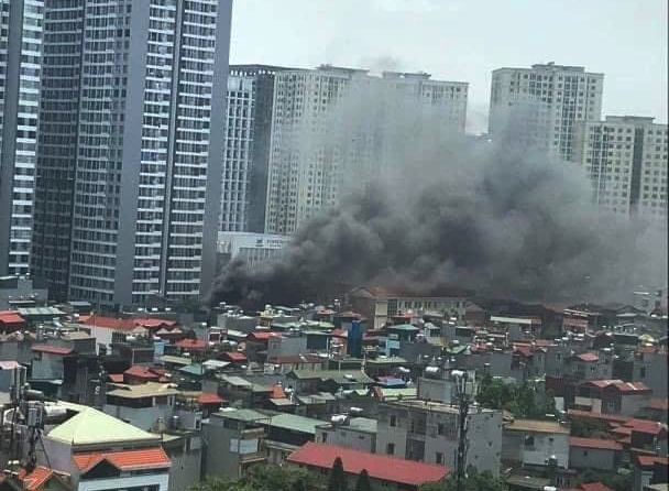 Hà Nội: Cháy lớn tại khu nhà tạm ở đường Lĩnh Nam - Ảnh 2
