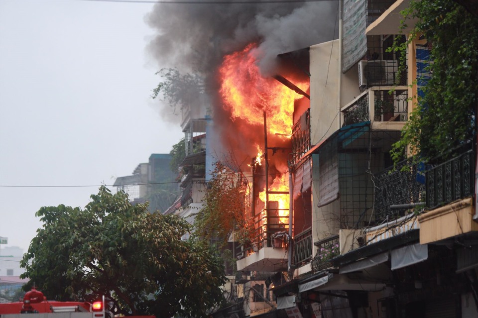 Hà Nội: Ngôi nhà 2 tầng trên phố cổ bất ngờ bốc cháy dữ dội - Ảnh 2