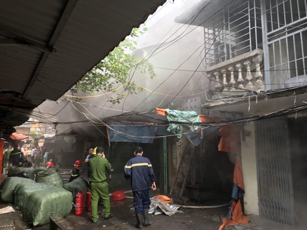 Hà Nội: Cháy khu tập thể, 13 người được cứu, hướng dẫn thoát nạn kịp thời - Ảnh 2