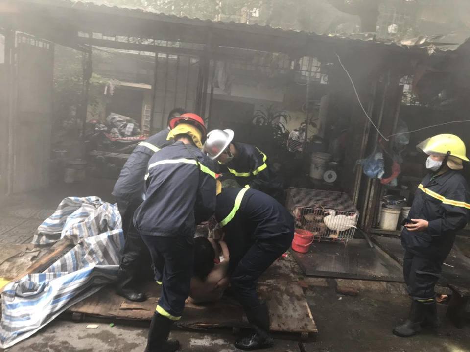 Hà Nội: Cháy khu tập thể, 13 người được cứu, hướng dẫn thoát nạn kịp thời - Ảnh 4