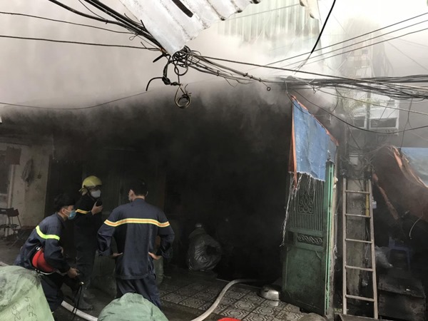 Hà Nội: Cháy khu tập thể, 13 người được cứu, hướng dẫn thoát nạn kịp thời - Ảnh 3