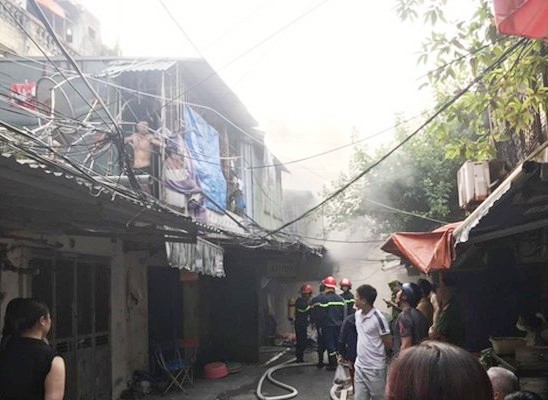 Hà Nội: Cháy khu tập thể, 13 người được cứu, hướng dẫn thoát nạn kịp thời - Ảnh 1