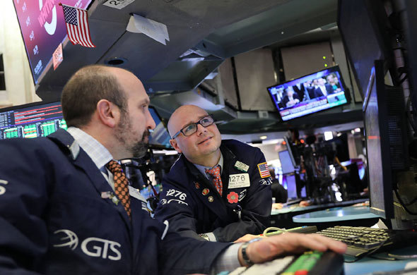 Lo ngại tác động ngược từ mở cửa kinh tế quá sớm, Dow Jones “bốc hơi” hơn 400 điểm - Ảnh 1