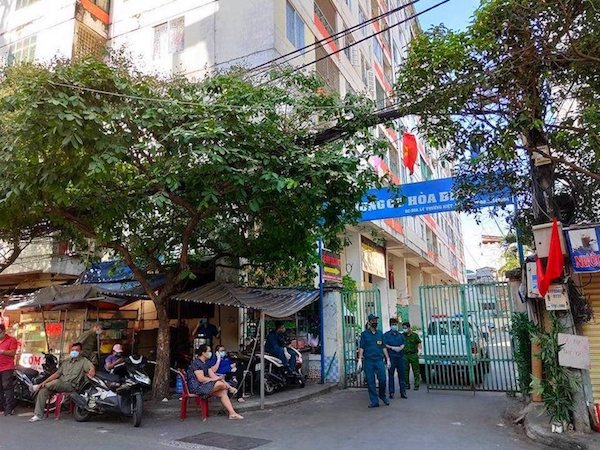 TP Hồ Chí Minh phong tỏa chung cư có bệnh nhân tái dương tính SARS-CoV-2 - Ảnh 2