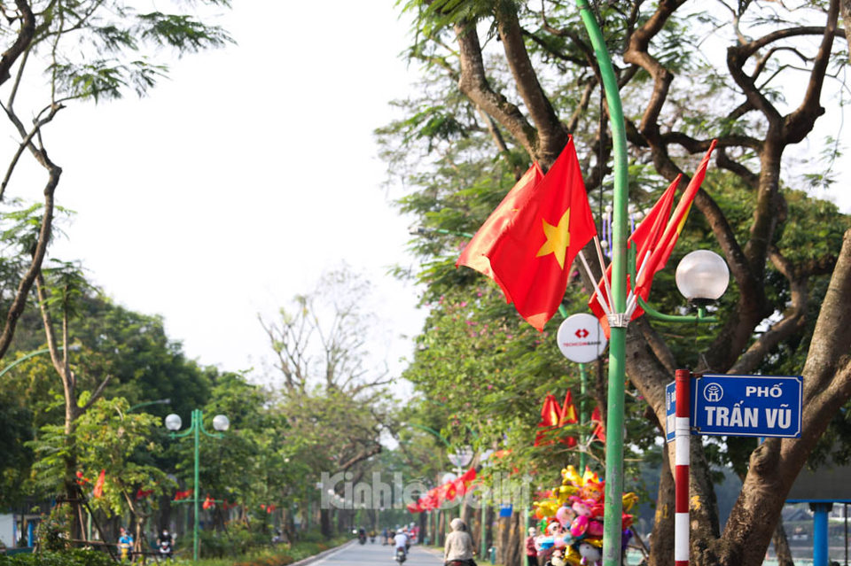 [Ảnh] Hà Nội: Đường phố trang hoàng trước ngày kỷ niệm 45 năm Giải phóng miền Nam, thống nhất đất nước - Ảnh 9
