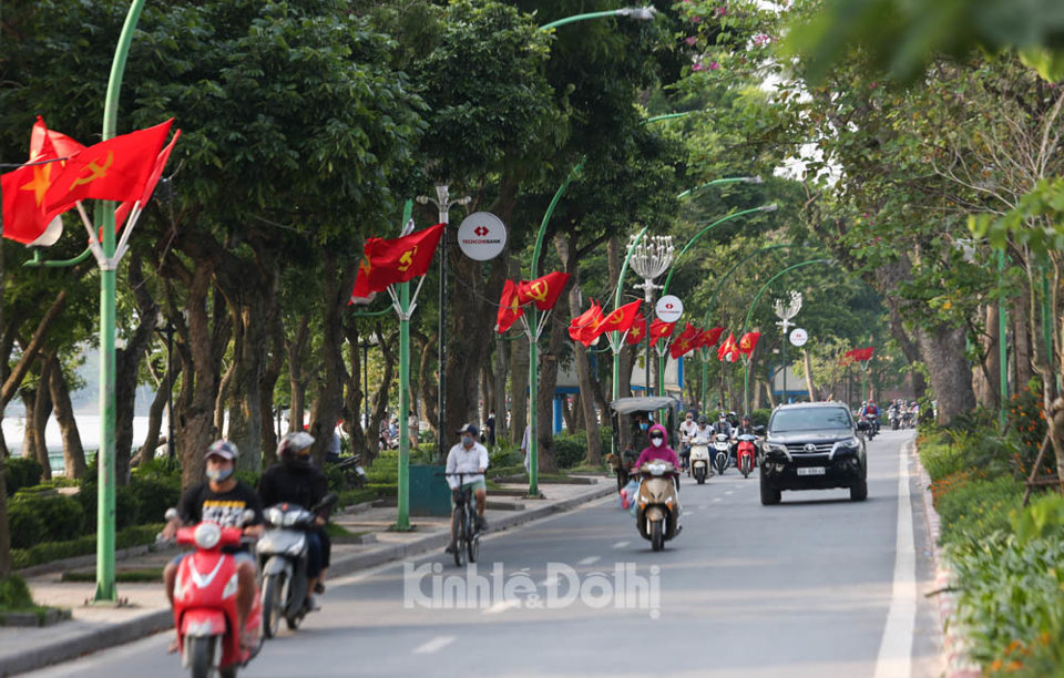 [Ảnh] Hà Nội: Đường phố trang hoàng trước ngày kỷ niệm 45 năm Giải phóng miền Nam, thống nhất đất nước - Ảnh 10
