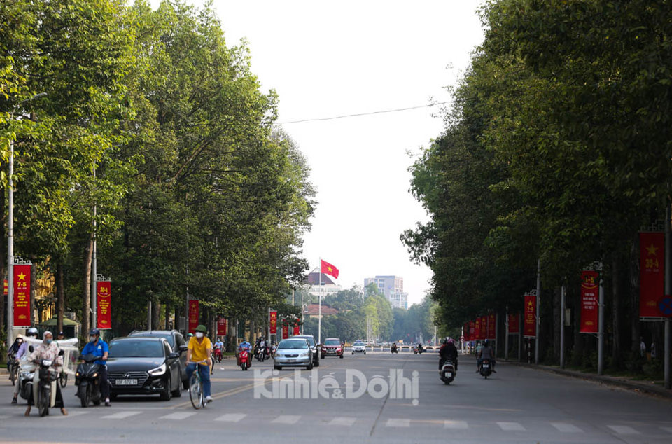 [Ảnh] Hà Nội: Đường phố trang hoàng trước ngày kỷ niệm 45 năm Giải phóng miền Nam, thống nhất đất nước - Ảnh 11