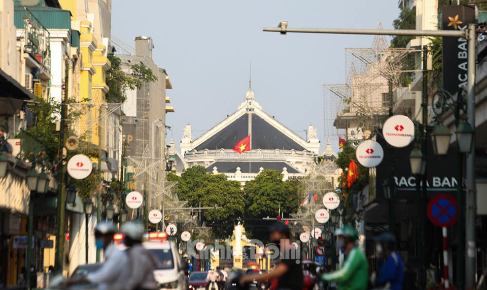 [Ảnh] Hà Nội: Đường phố trang hoàng trước ngày kỷ niệm 45 năm Giải phóng miền Nam, thống nhất đất nước - Ảnh 12