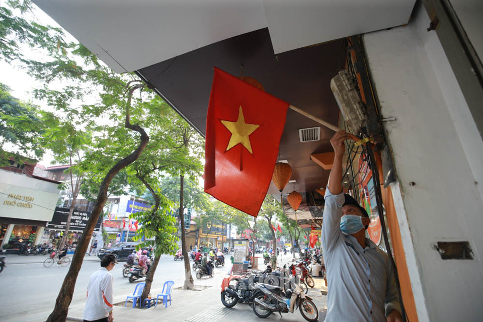 [Ảnh] Hà Nội: Đường phố trang hoàng trước ngày kỷ niệm 45 năm Giải phóng miền Nam, thống nhất đất nước - Ảnh 18