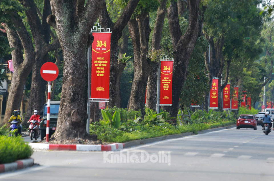[Ảnh] Hà Nội: Đường phố trang hoàng trước ngày kỷ niệm 45 năm Giải phóng miền Nam, thống nhất đất nước - Ảnh 7