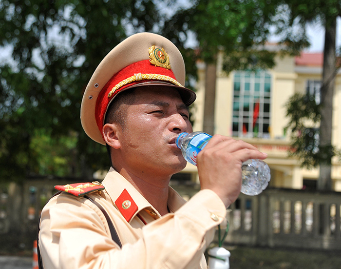 Cảnh sát giao thông đội nắng thực hiện kiểm soát phương tiện đường bộ - Ảnh 2