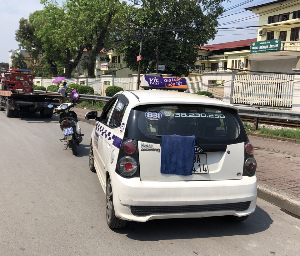 Xử lý nghiêm taxi che biển, dừng đỗ bát nháo trước cổng Bệnh viện Bạch Mai - Ảnh 1