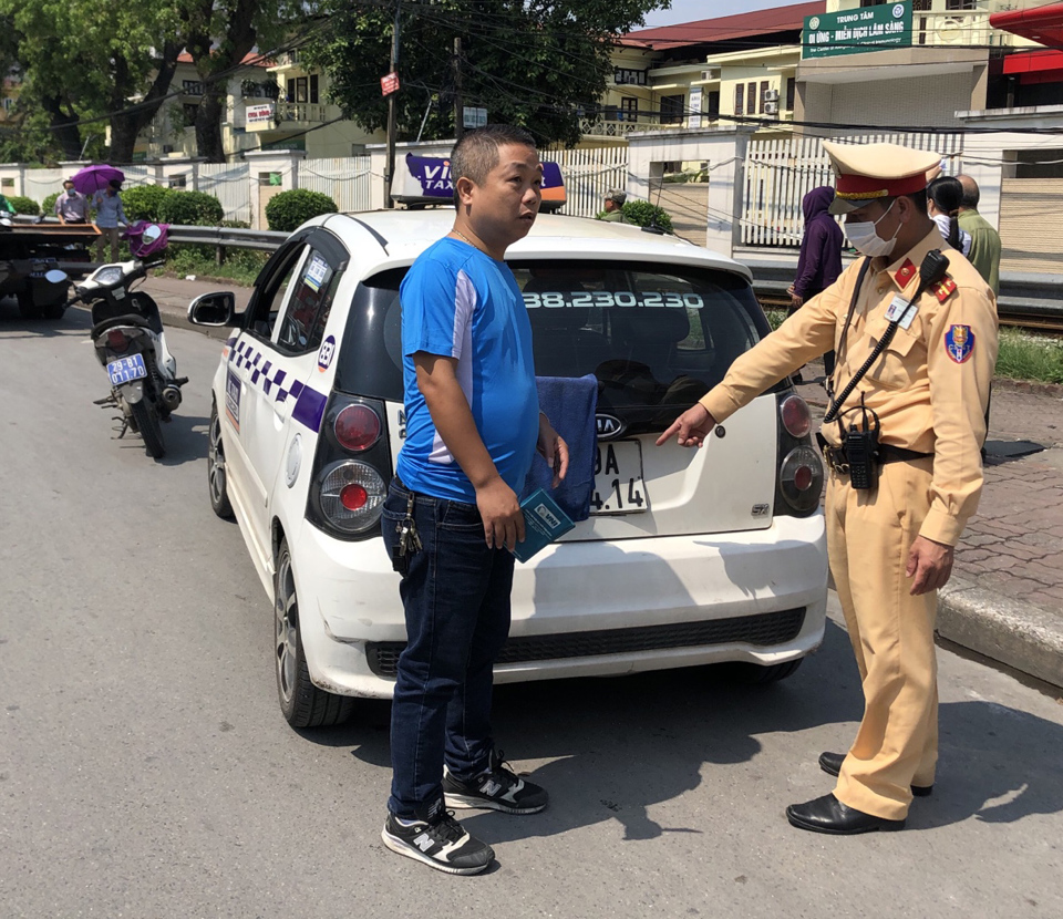 Xử lý nghiêm taxi che biển, dừng đỗ bát nháo trước cổng Bệnh viện Bạch Mai - Ảnh 2