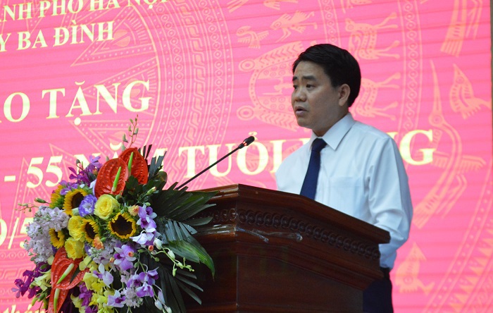 Chủ tịch Nguyễn Đức Chung trao tặng Huy hiệu Đảng tại quận Ba Đình - Ảnh 1