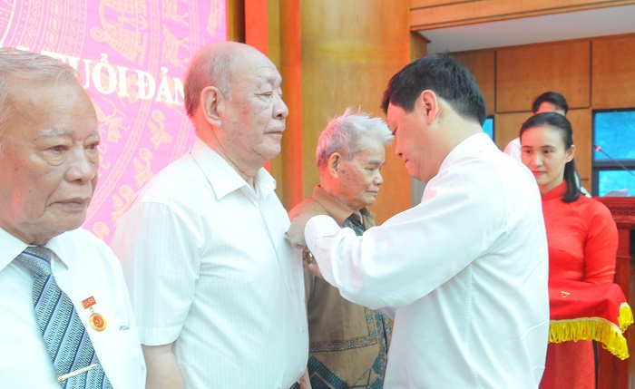 Chủ tịch Nguyễn Đức Chung trao tặng Huy hiệu Đảng tại quận Ba Đình - Ảnh 6