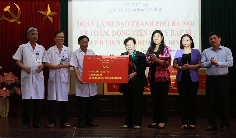 Lãnh đạo Thành phố Hà Nội thăm, tặng quà y, bác sỹ và gia đình chính sách tại Ứng Hòa, Thanh Oai - Ảnh 1