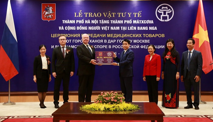 Hà Nội trao tặng vật tư y tế phòng, chống dịch Covid-19 cho thành phố Mátxcơva - Ảnh 1