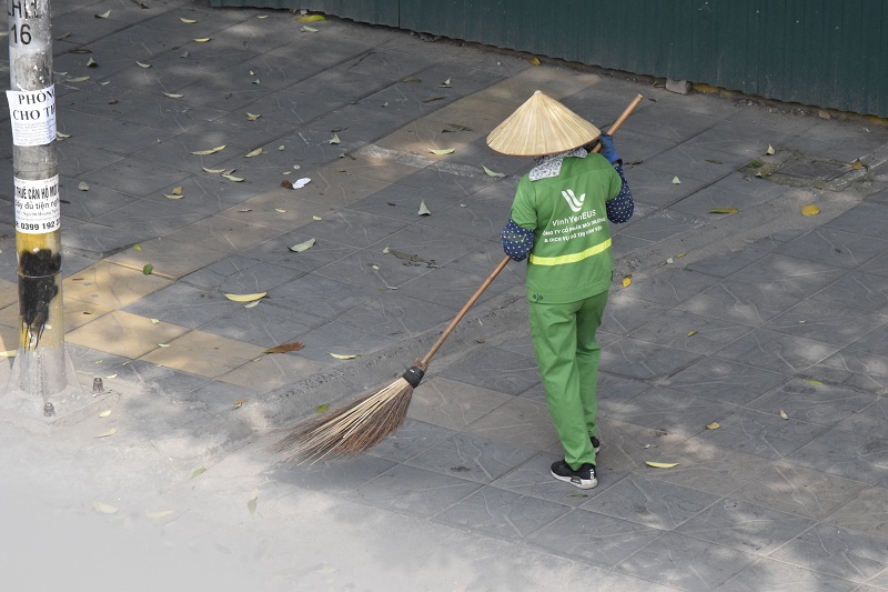 Hà Nội: Người lao động "nhọc nhằn" dưới nắng nóng gay gắt - Ảnh 9