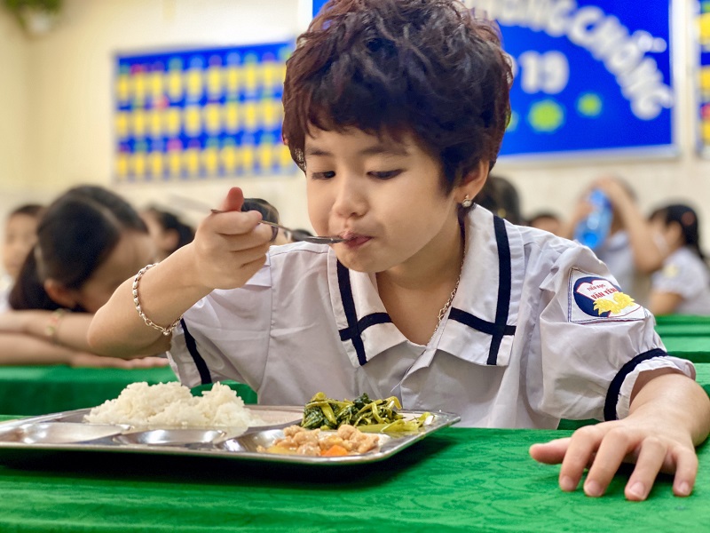 [Ảnh] Bữa ăn bán trú đầu tiên của học sinh tiểu học trong ngày trở lại trường - Ảnh 7