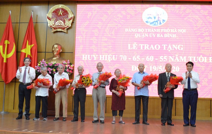 Chủ tịch Nguyễn Đức Chung trao tặng Huy hiệu Đảng tại quận Ba Đình - Ảnh 4