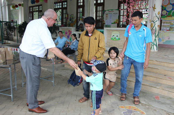 Đại sứ Bỉ tặng quà cho 6.200 trẻ mầm non tại một số tỉnh miền Trung - Ảnh 1