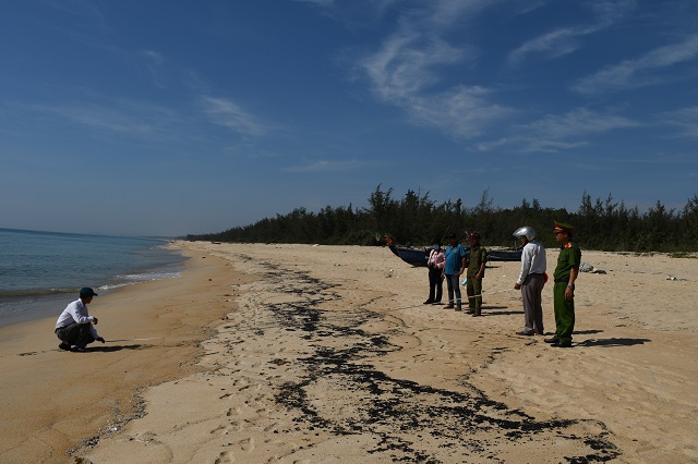 Quảng Ngãi: Hơn 500m bờ biển bị “chất lạ” tấn công - Ảnh 1