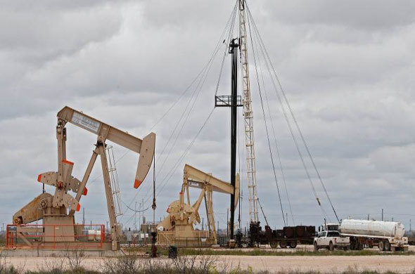 Bóng ma Covid-19 tái xuất hiện đẩy giá dầu thế giới sụt hơn 1% - Ảnh 1