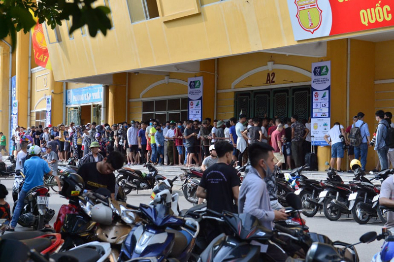 Người hâm mộ xếp hàng dưới nắng nóng mua vé trận Nam Định gặp HAGL - Ảnh 2