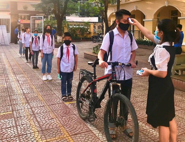 Học sinh thị xã Sơn Tây chính thức trở lại lớp học sau 3 tháng nghỉ chống dịch Covid-19 - Ảnh 1