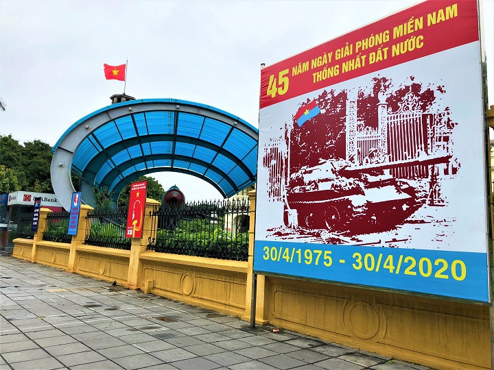[Ảnh] Hà Nội rực rỡ cờ hoa kỷ niệm 45 năm Ngày Giải phóng miền Nam, thống nhất đất nước - Ảnh 4