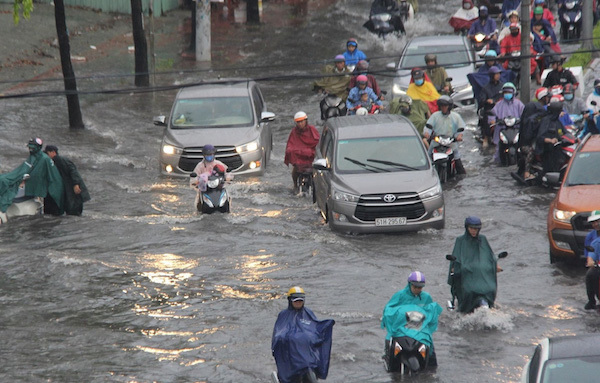 TP Hồ Chí Minh: Mưa xối xả, nhiều tuyến đường ngập trong biển nước - Ảnh 8