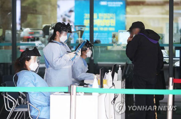 Thủ tướng Hàn Quốc kêu gọi tuân thủ nghiêm chỉ thị giãn cách xã hội ngăn virus SARS-CoV-2 - Ảnh 1