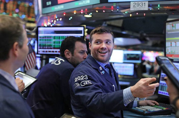 Leo dốc theo giá dầu thế giới, Dow Jones quay đầu tăng gần 400 điểm - Ảnh 1