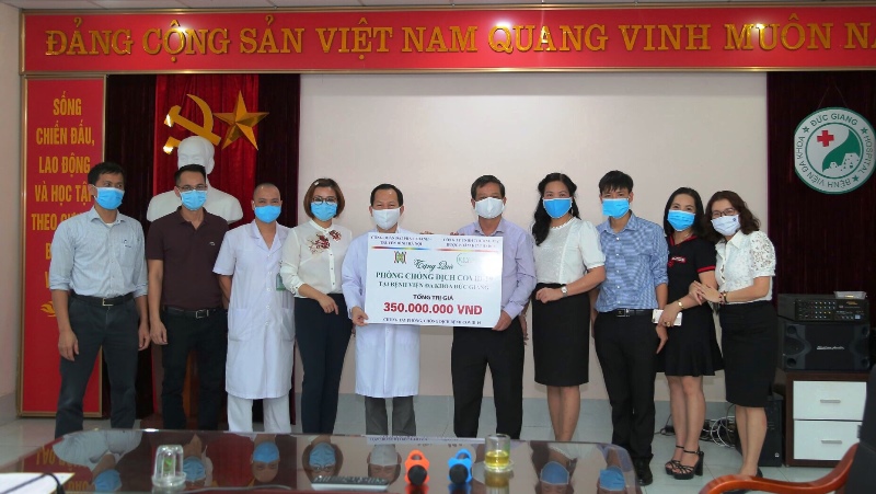 Đài Phát thanh - Truyền hình Hà Nội trao quà phòng, chống dịch cho các bệnh viện - Ảnh 1